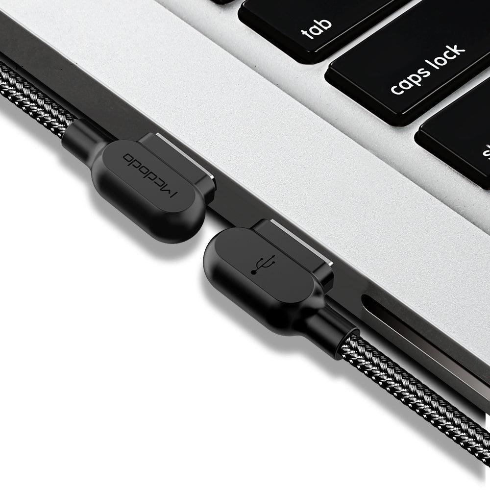 Mcdodo CA-5281 Vinklad USB C till vinklad USB A kabel för synkning och snabb laddning, med LED, svart, 1,2m